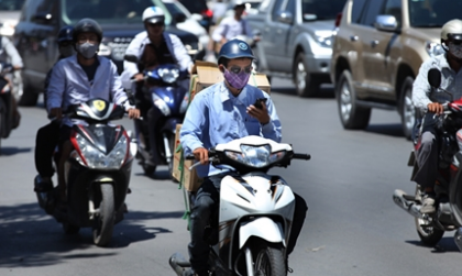 Mức phạt xe máy khi người đang điều khiển xe sử dụng điện thoại di động